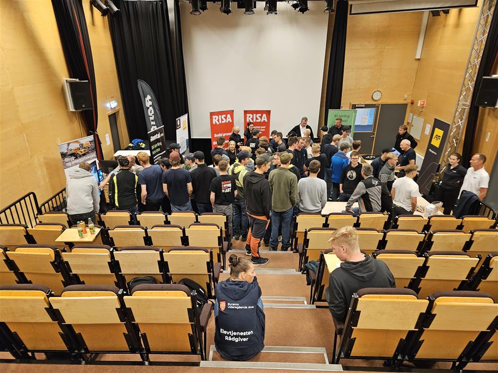 Mange elever står og ser på ulike presentasjoner. foto - Klikk for stort bilde