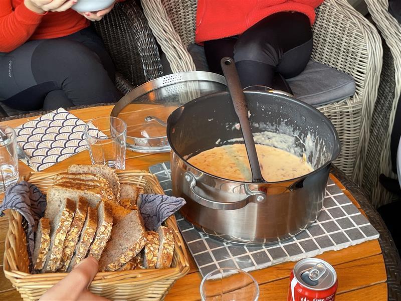 Soppsuppe laget av selvplukket sopp klar til servering.foto - Klikk for stort bilde