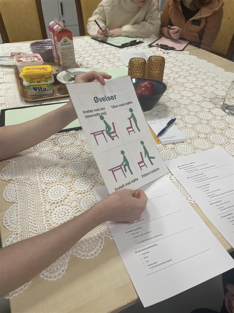 Elev viser øvelser til pasient.foto - Klikk for stort bilde