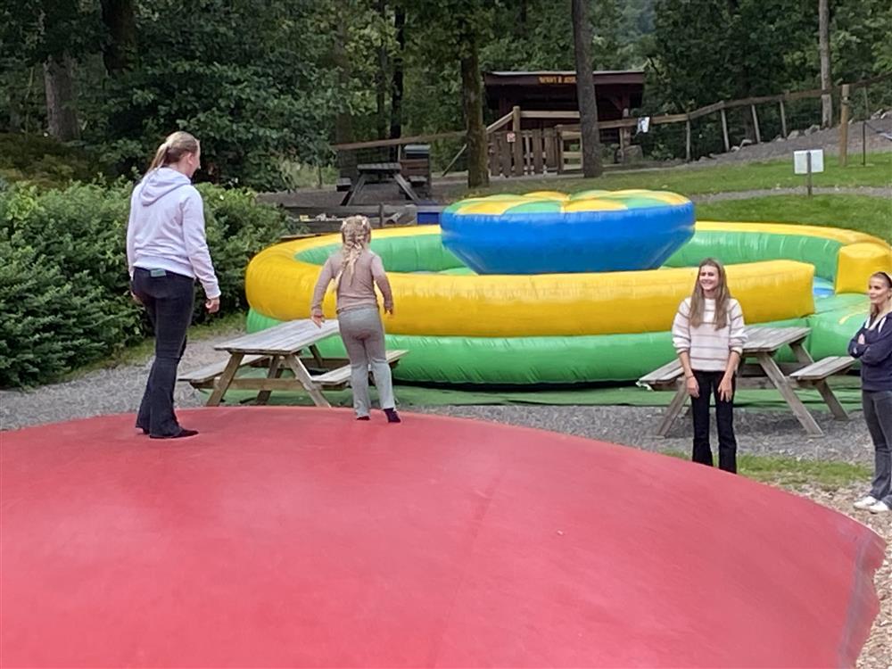 Elever sammen med barnehagebarn på hoppepute.foto - Klikk for stort bilde