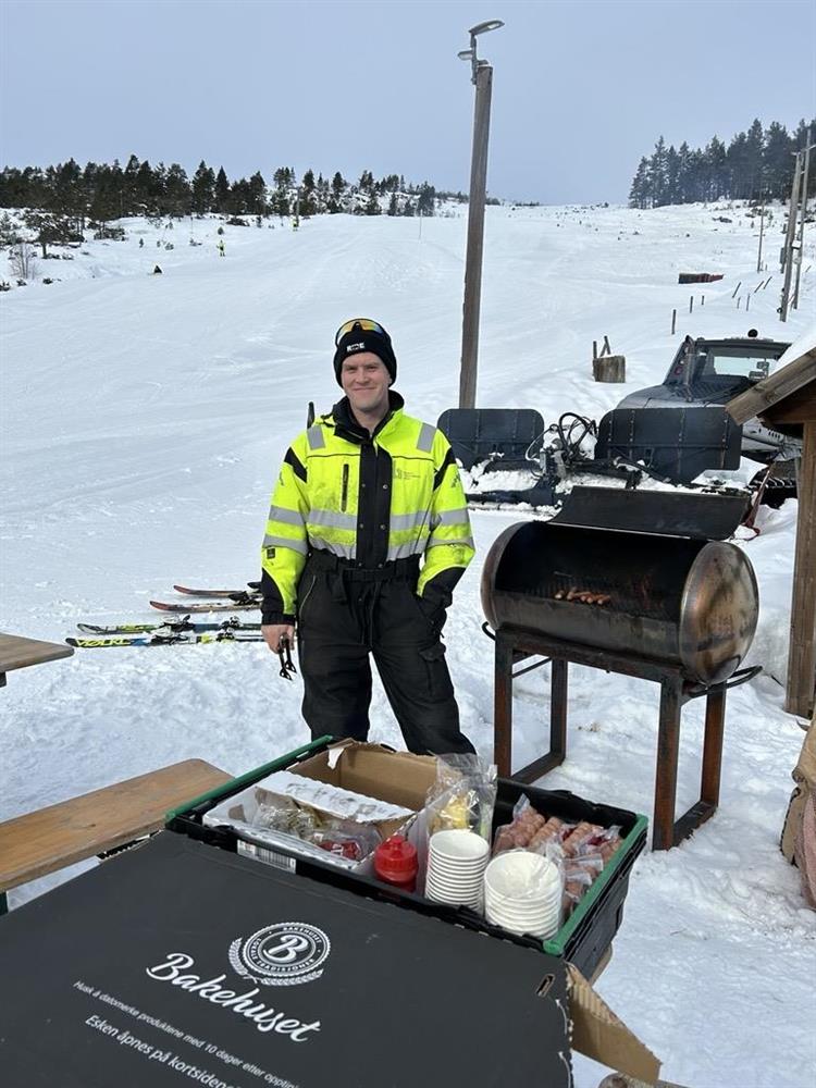 Lærer som griller.foto - Klikk for stort bilde