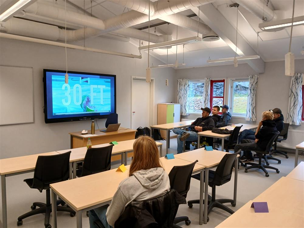 Elever sitter i et klasserom.foto - Klikk for stort bilde