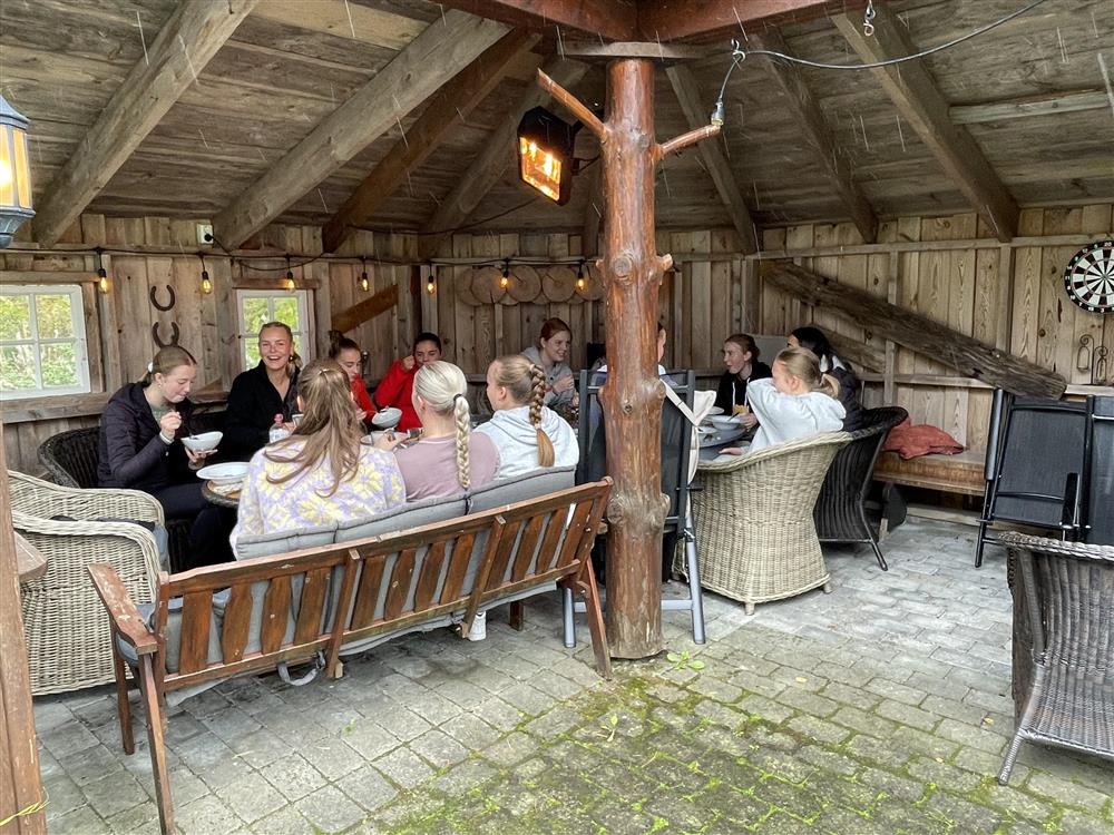 BUA og HEA sitter samlet i gapahuk for å spise soppsuppe.foto - Klikk for stort bilde