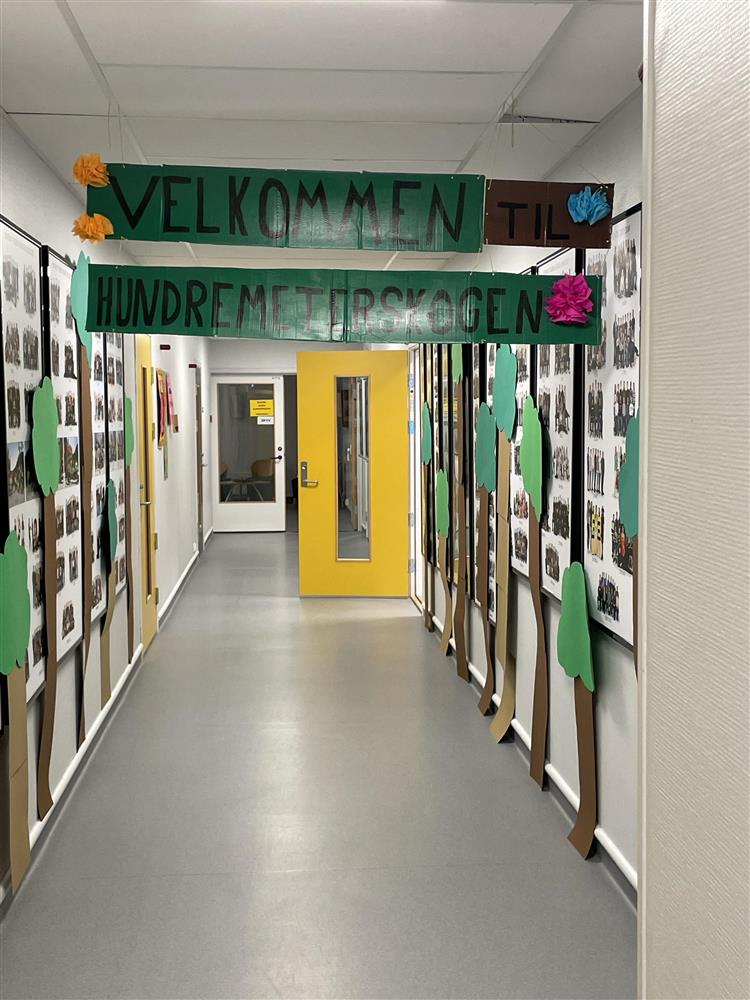 Gang med pynt knyttet til teaterstykket. foto - Klikk for stort bilde