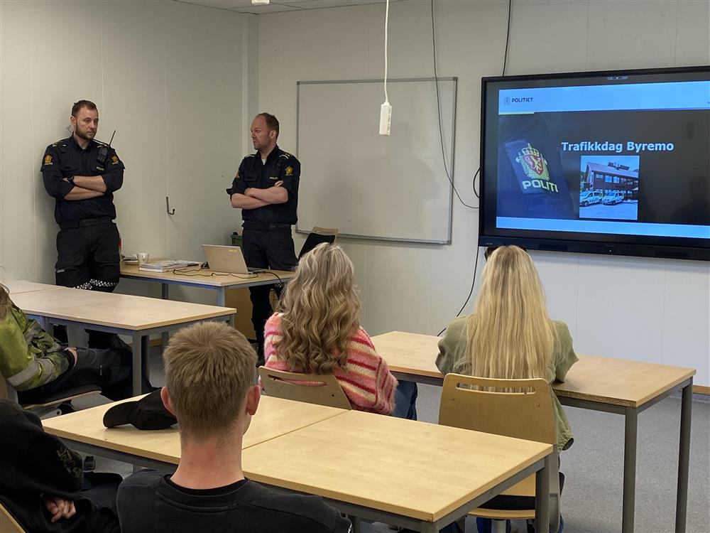 politiet i klasserom.foto - Klikk for stort bilde