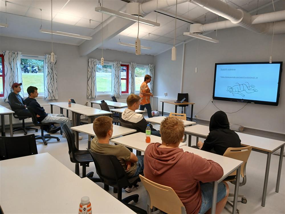 Elever sitter i et klasserom.foto - Klikk for stort bilde