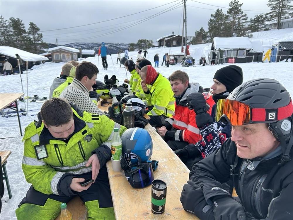 Elever og lærer rundt matbordet.foto - Klikk for stort bilde