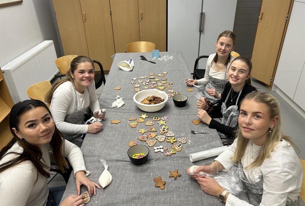 hea-elever lager pepperkaker.foto - Klikk for stort bilde