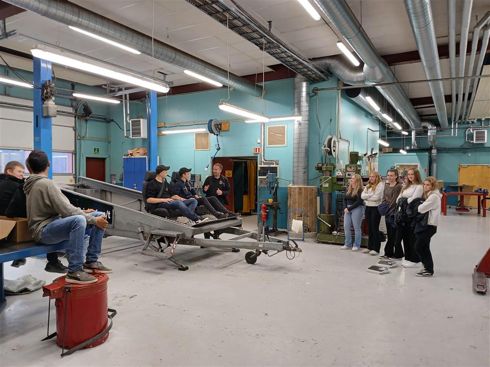 Elever prøver å krasje i lav fart. foto - Klikk for stort bilde