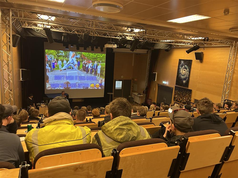 elever i auditoriet.foto - Klikk for stort bilde