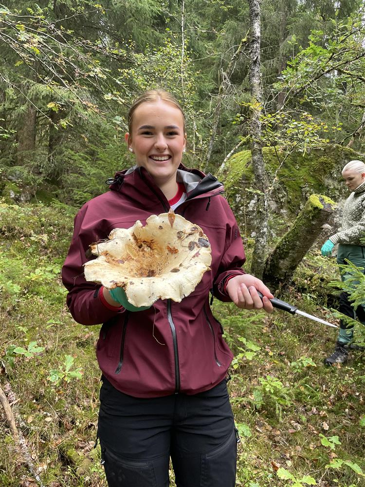 Elev viser stolt frem den store soppen hun har plukket.foto - Klikk for stort bilde
