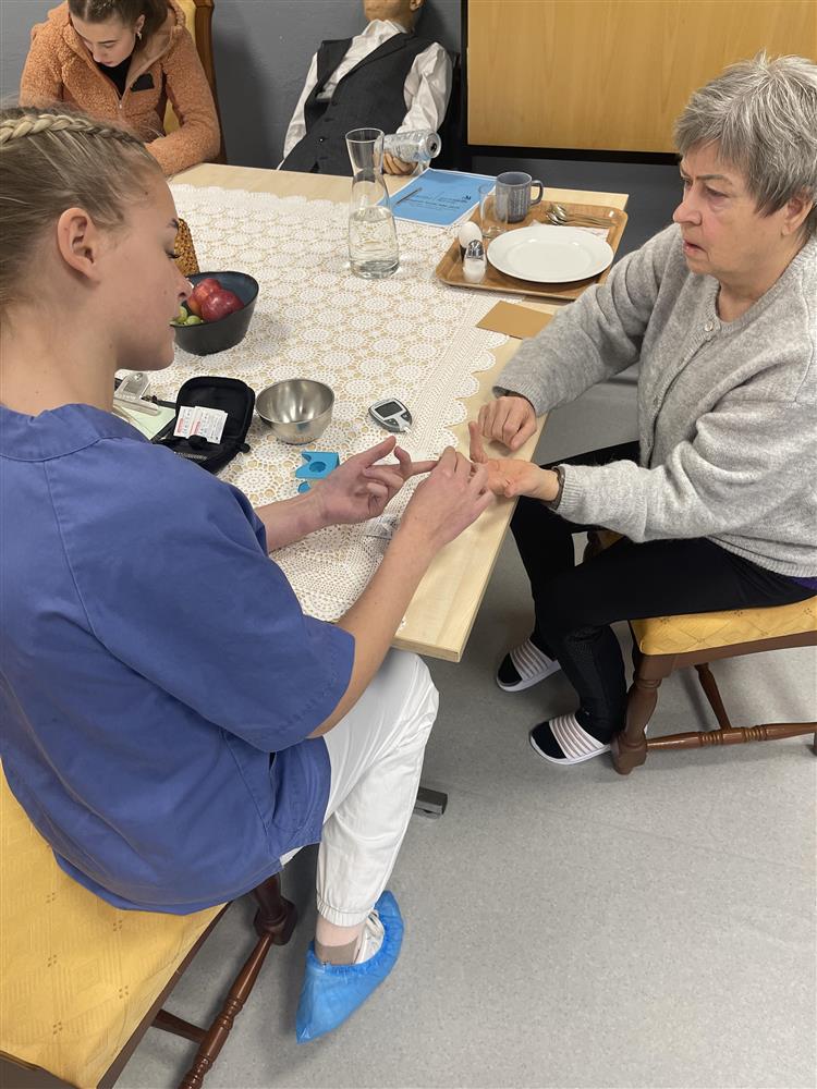 Elev tar blodsukkerprøve.foto - Klikk for stort bilde