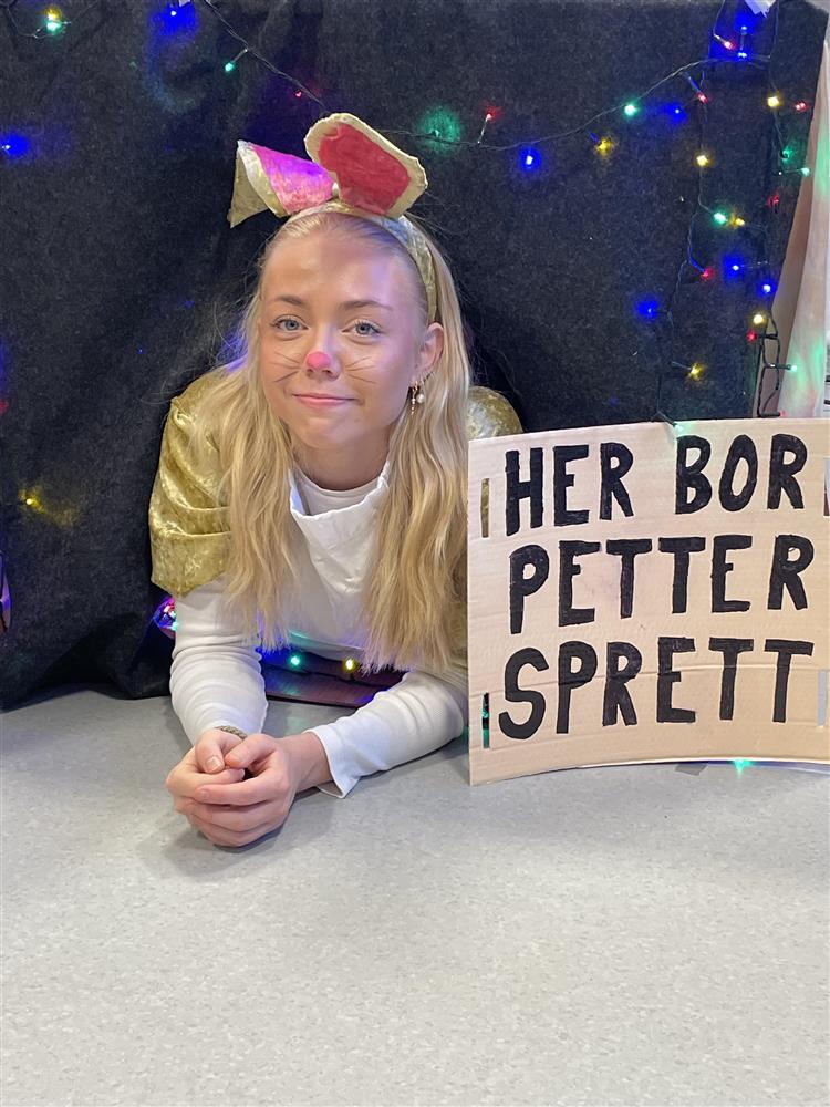 Elever sitter utkledd. foto - Klikk for stort bilde