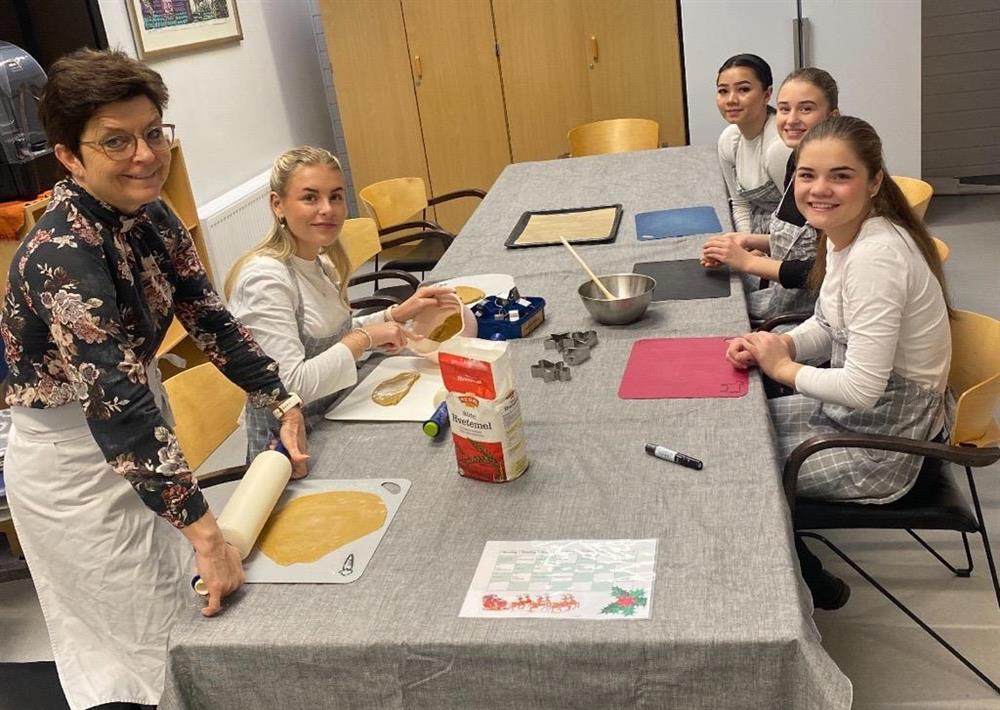 hea med lærer på skolekjøkkenet.foto - Klikk for stort bilde