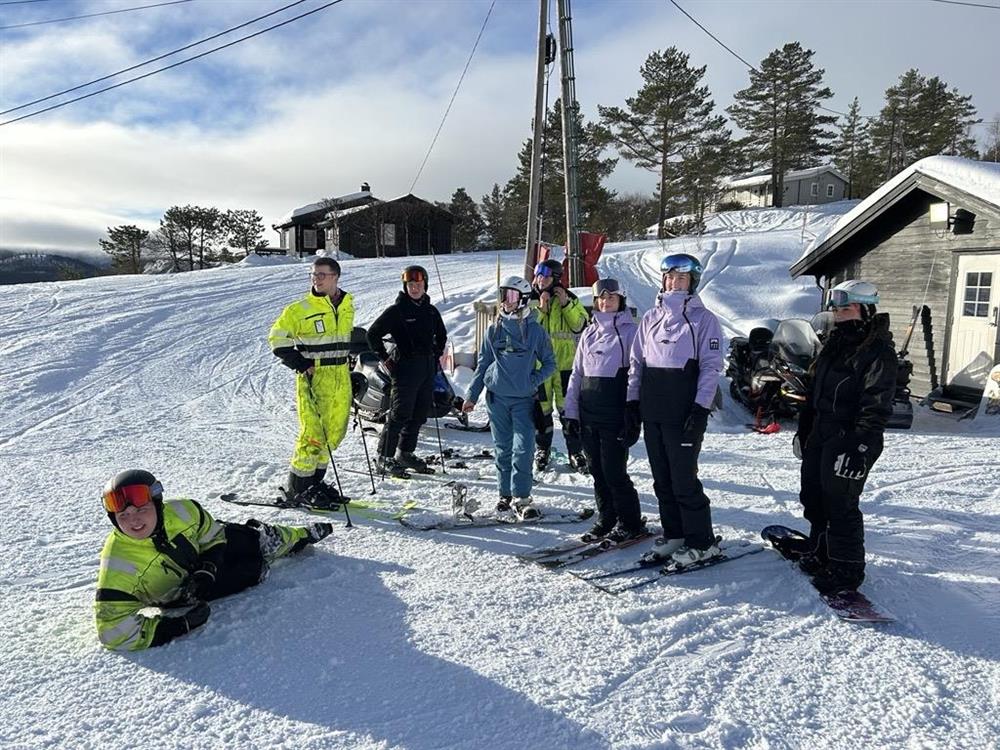 Elever oppstilt med ski og vinterklær.foto - Klikk for stort bilde