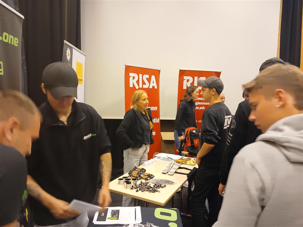 Elever står og ser på brosjyrer. foto - Klikk for stort bilde