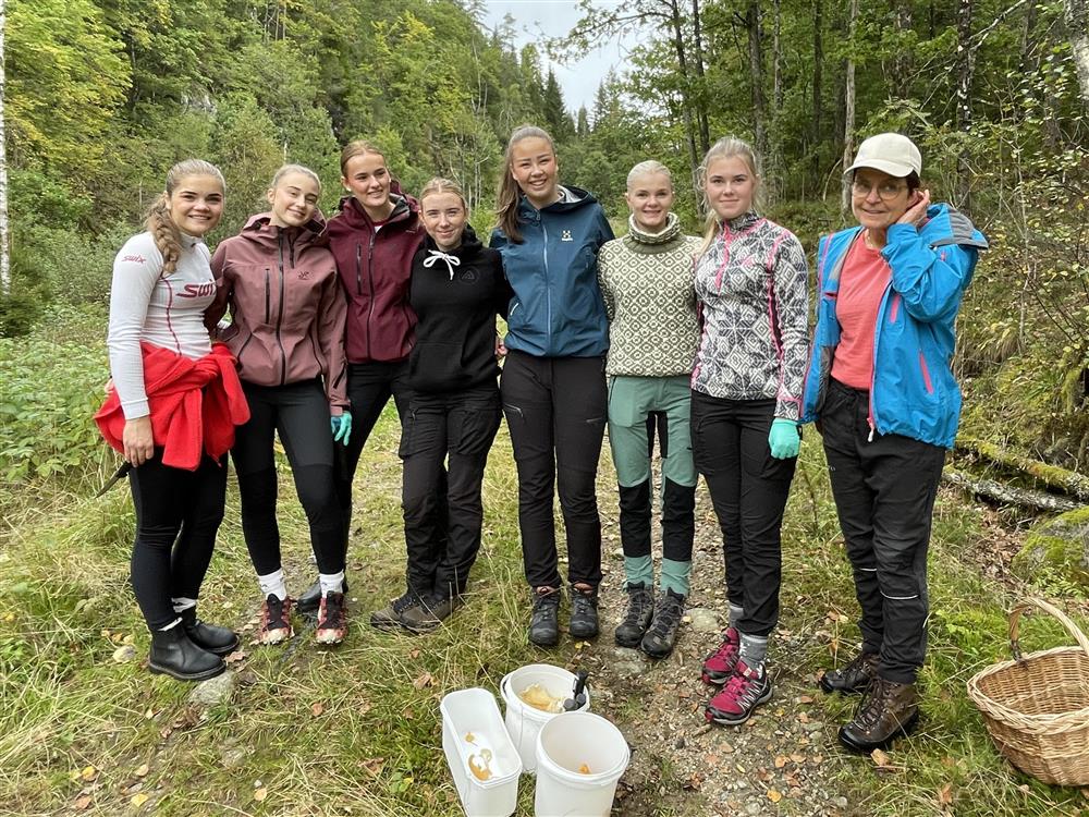 Elever på helse vg2 på sopptur i skogen.foto - Klikk for stort bilde