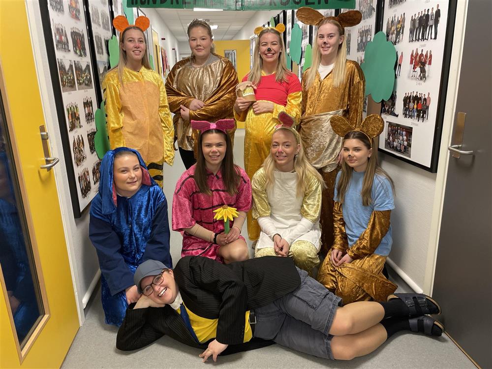 Elever sitter utkledd. foto - Klikk for stort bilde