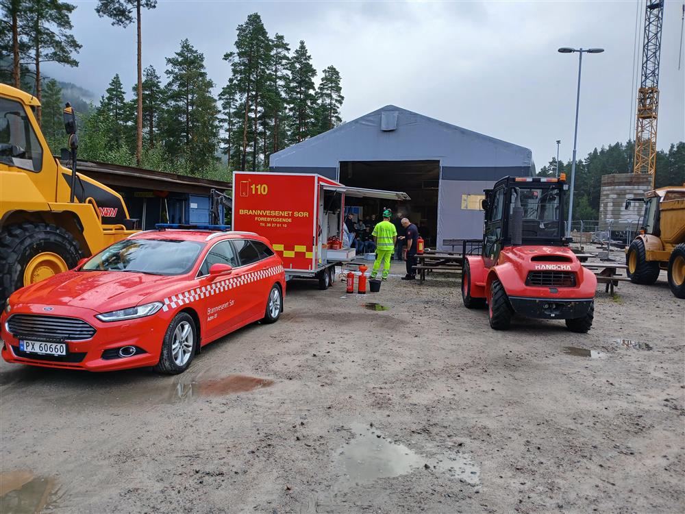 Brannbiler og truck. foto - Klikk for stort bilde