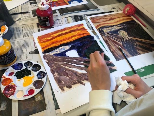 Elev maler kopi av bilde av Munch. foto - Klikk for stort bilde