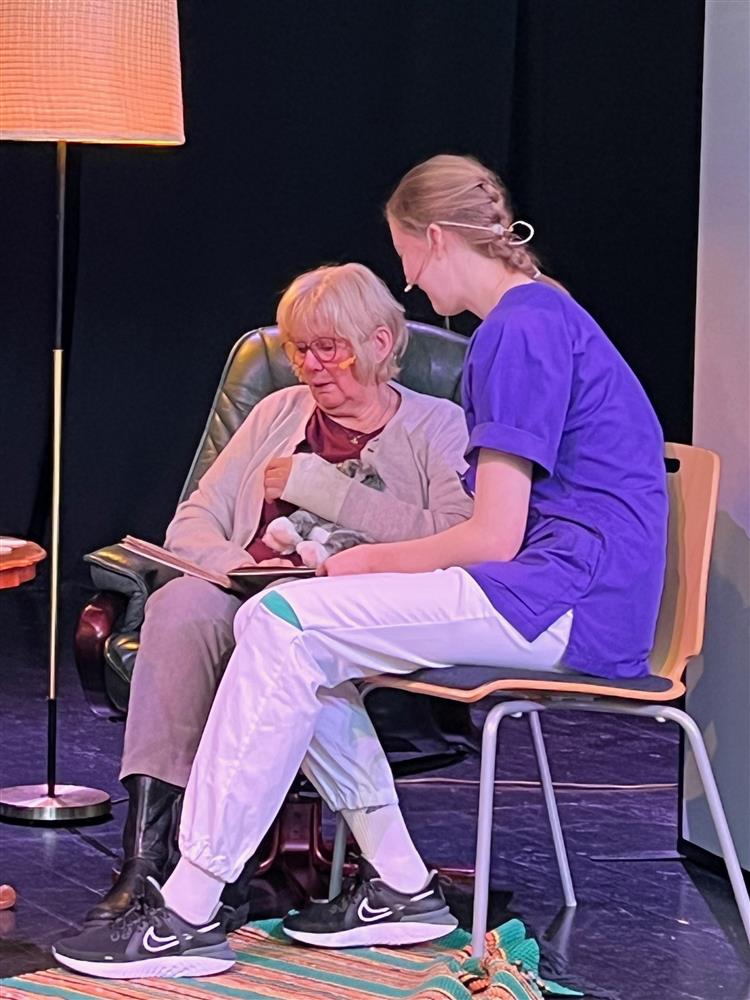 Elev som pleier pasient.foto - Klikk for stort bilde