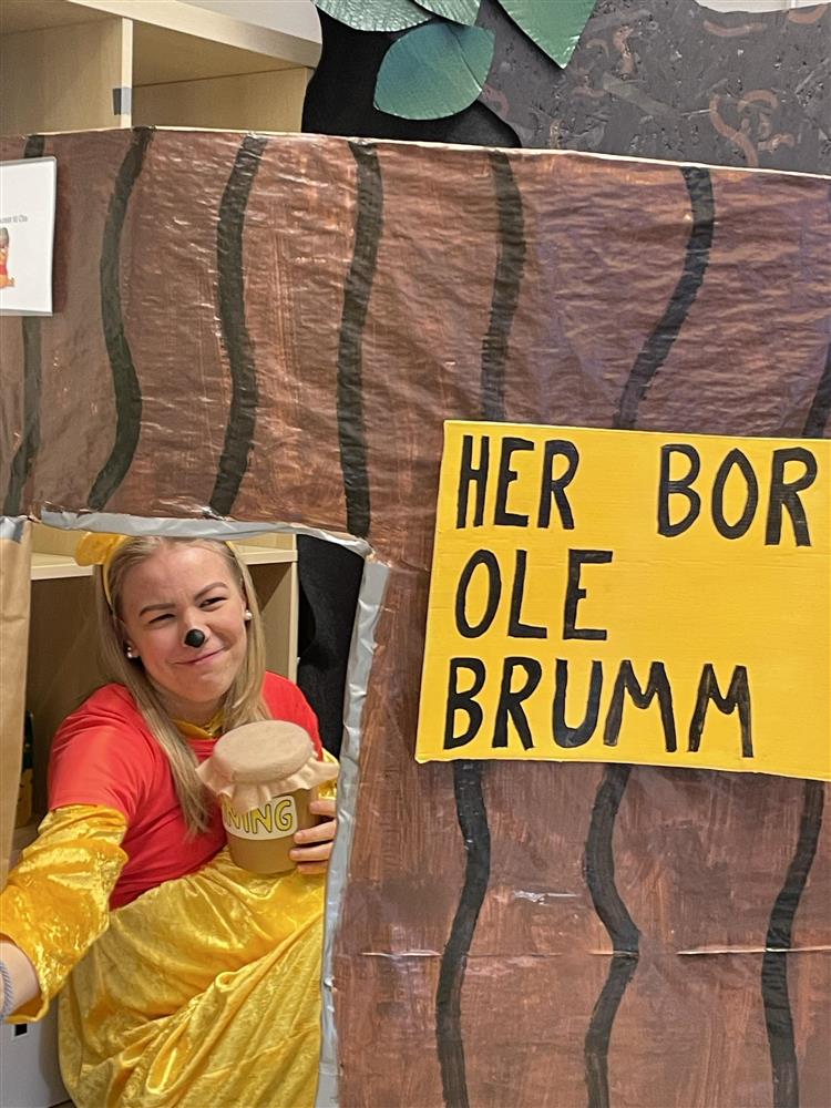 Elev sitter utkledd. foto - Klikk for stort bilde
