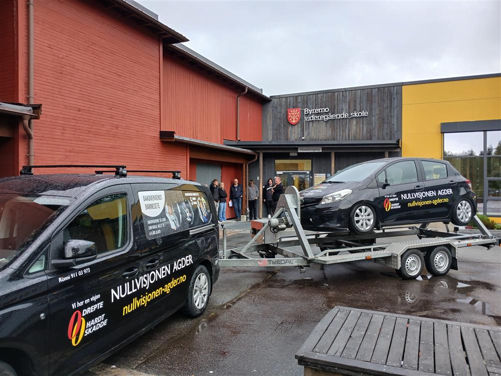 Bil som snur seg opp ned. elever prøver. foto - Klikk for stort bilde