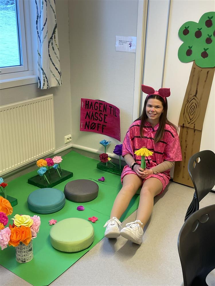 Elev sitter utkledd. foto - Klikk for stort bilde