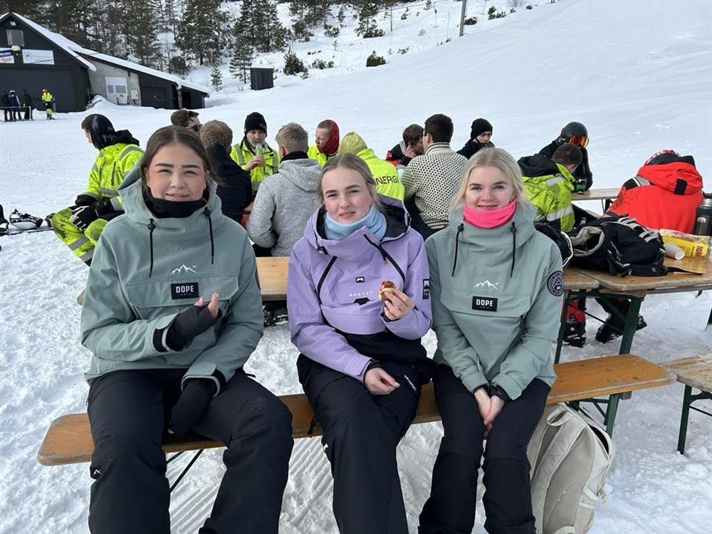 BUA-elever i skitøy.foto - Klikk for stort bilde