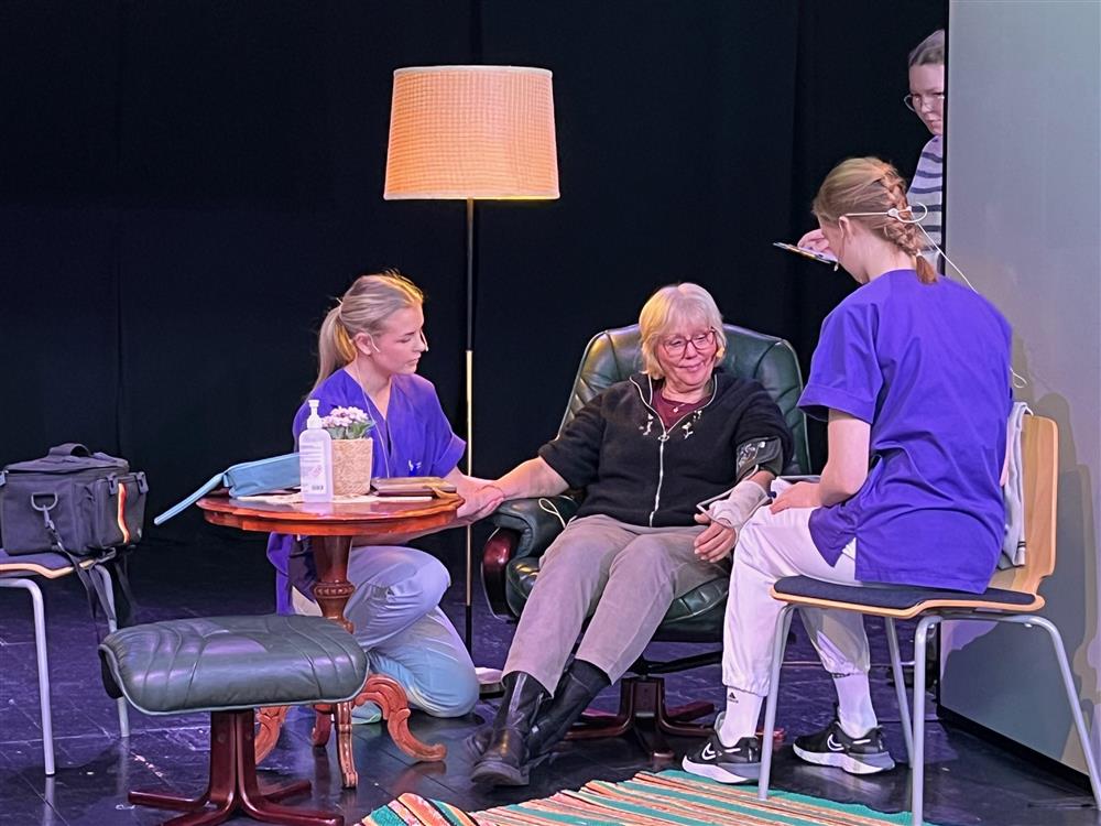 Elever som utfører prøve i fylkesmesterskap.foto - Klikk for stort bilde