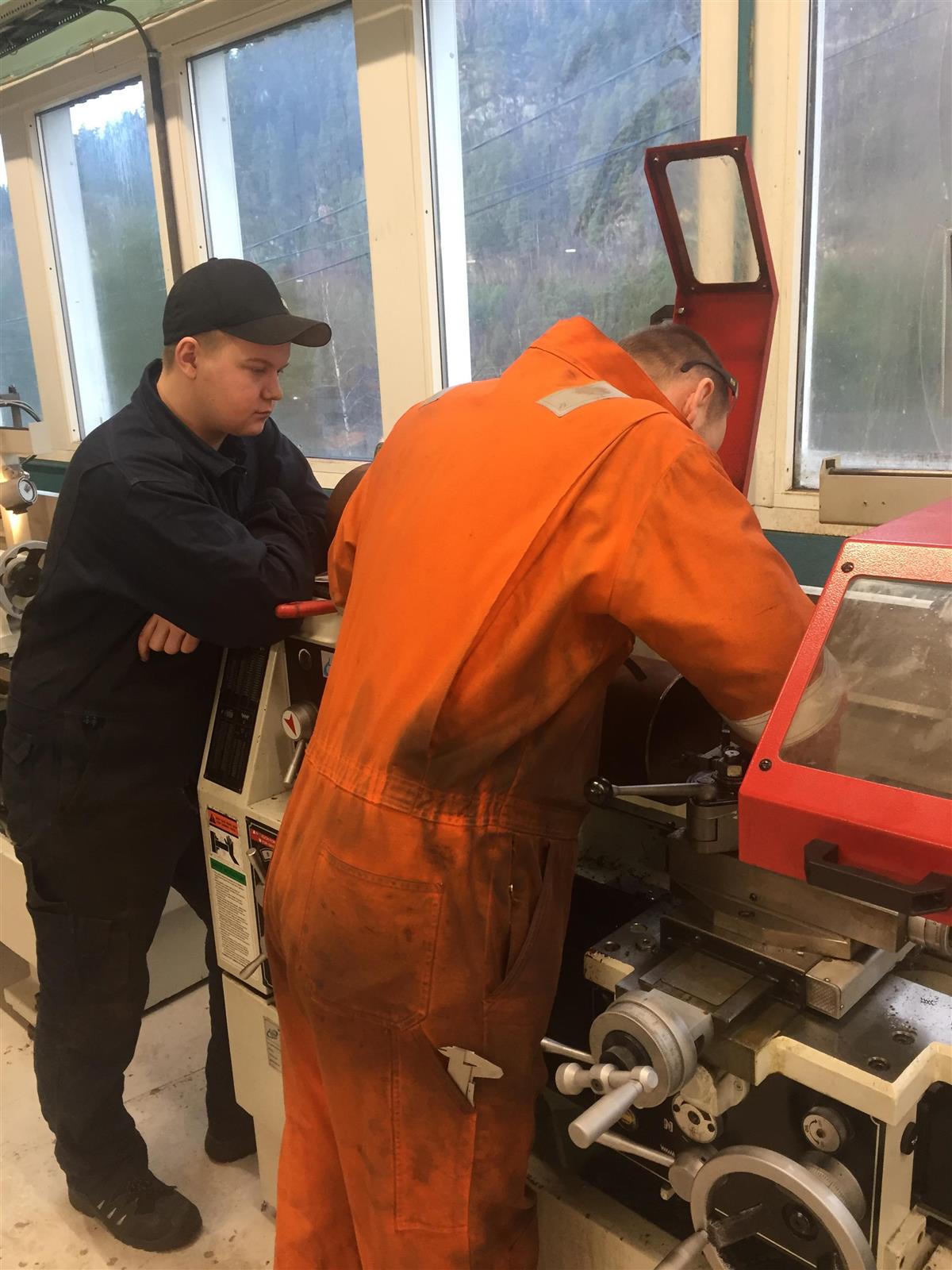 To elever dreier i verkstedet. foto - Klikk for stort bilde